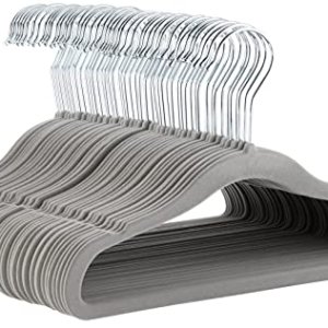 Amazon Basics Perchas de terciopelo antideslizante para niños y bebés, 29,46 cm, paquete de 50, Gris