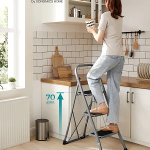 Escalera de tijera SONGMICS, escalera de 3 escalones, escalera plegable, cerradura de seguridad, almacenamiento que ahorra espacio, 150 kg, gris paloma/simiply blanco