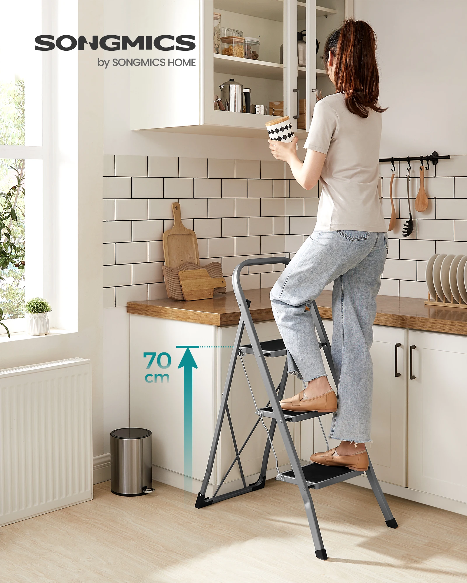 Escalera de tijera SONGMICS, escalera de 3 escalones, escalera plegable, cerradura de seguridad, almacenamiento que ahorra espacio, 150 kg, gris paloma/simiply blanco